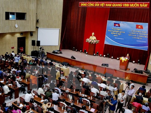 Gặp gỡ hữu nghị và hợp tác nhân dân Việt Nam-Campuchia