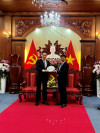 Bí thư Tỉnh ủy Nguyễn Thành Tâm tặng quà lưu niệm đến ông Hạ Nghị sĩ SUZUKI KEISUKE
