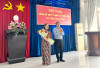 Hình 1. Ông Võ Đức Trong – Phó Chủ tịch thường trực UBND tỉnh trao quyết định và tặng hoa coh bà Trần Thị Thu Hằng