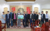 Các thành viên Đoàn Đại sứ quán Hoa Kỳ chụp hình lưu niệm với lãnh đạo UBND, các sở, ngành tỉnh Tây Ninh