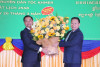 Ông Nguyễn Thanh Ngọc, Chủ tịch UBND tỉnh tặng hoa chúc mừng năm mới Ngài Cheam Chansophorn - Tỉnh trưởng tỉnh Tboung Khmum
