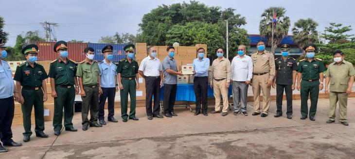 Tỉnh Tây Ninh trao tặng vật tư Y tế  cho các tỉnh Campuchia phòng chống CoVid-19 