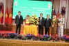 Đồng chí Nguyễn Thành Tâm - Bí thư Tỉnh ủy, Chủ tịch HĐND tỉnh Tây Ninh tặng hoa và quà cho lãnh đạo và phu nhân tỉnh Svay Rieng