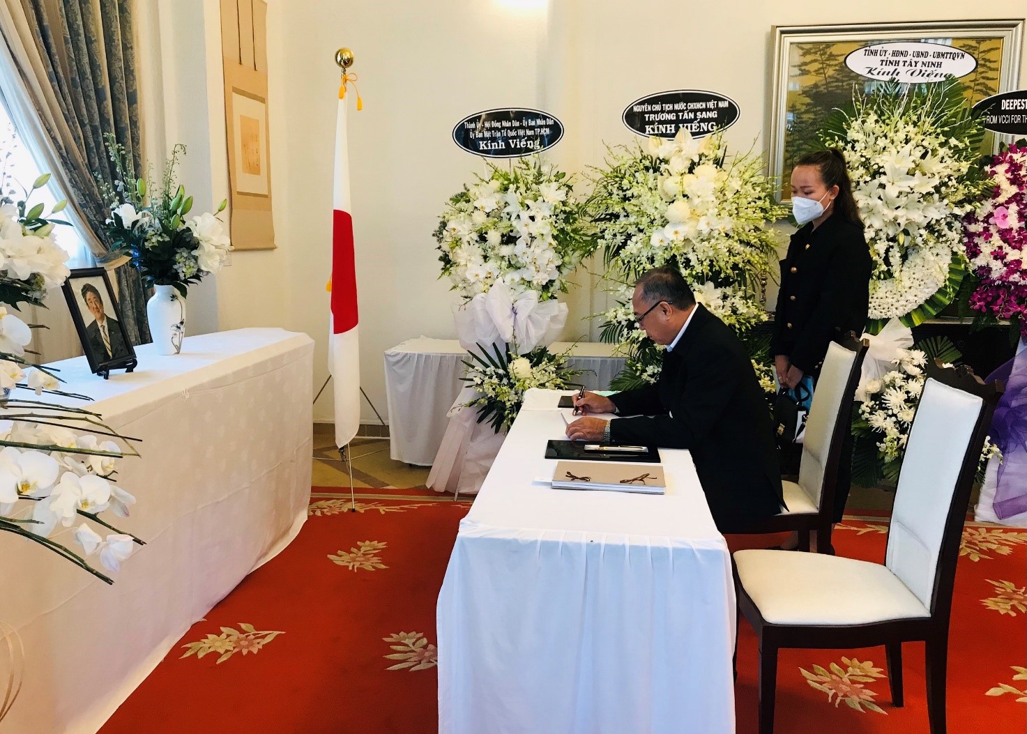 Ông Nguyễn Văn Hồng – Giám đốc Sở Ngoại vụ viết sổ tang tưởng niệm cố thủ tướng Nhật Bản Abe Shinzo