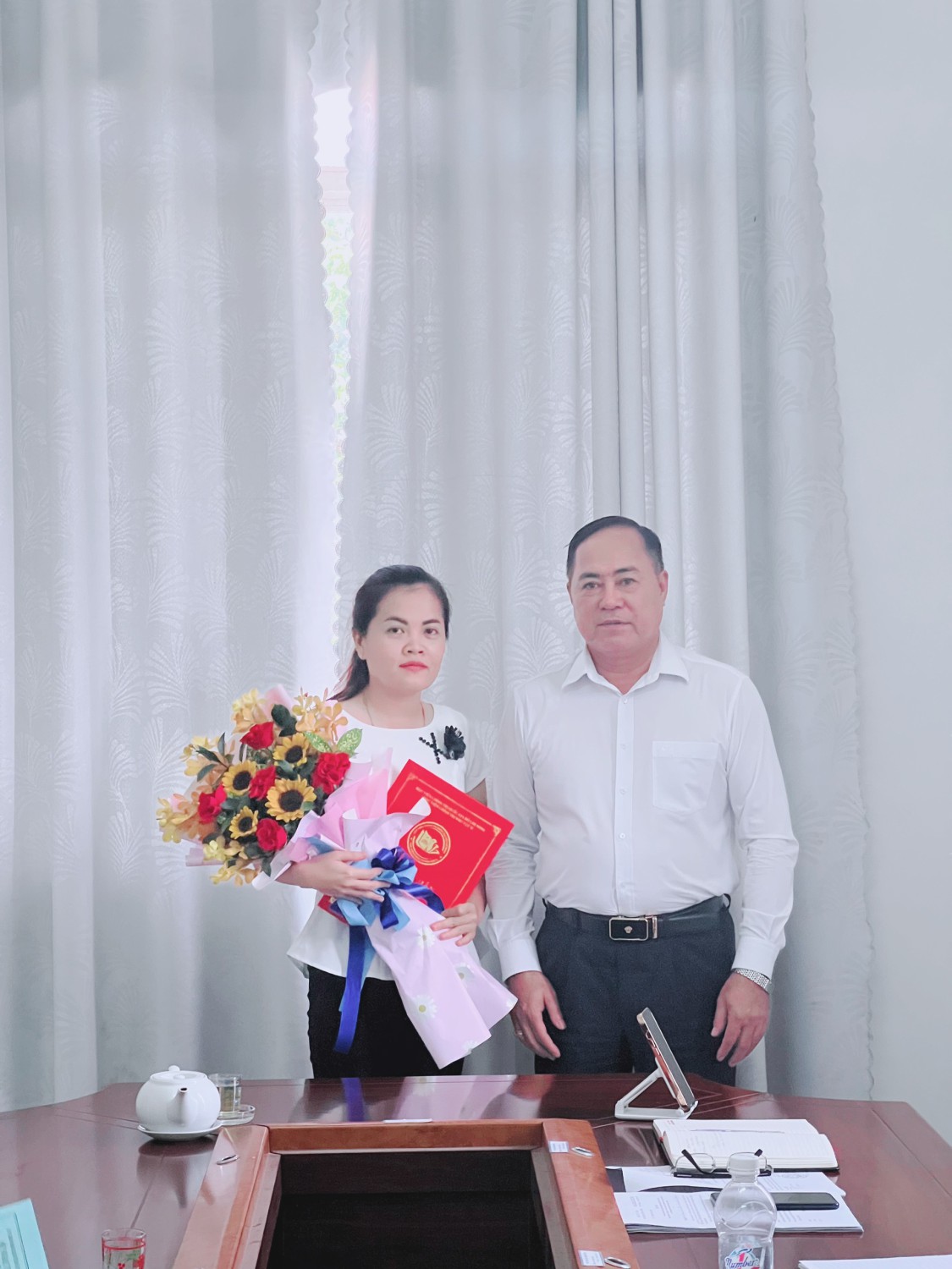 Ông Nguyễn Văn Hồng – Giám đốc Sở Ngoại vụ trao quyết định và hoa cho đồng chí Vũ Thị Thanh Tâm.