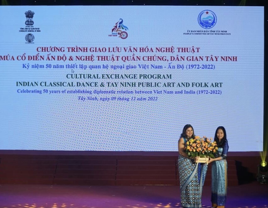 Lãnh đạo Sở Văn hóa, Thể thao và Du lịch Tây Ninh tặng hoa cho  bà Swagatika Bhuyan, Phu nhân Tổng lãnh sự Ấn Độ tại Thành phố Hồ Chí Minh.