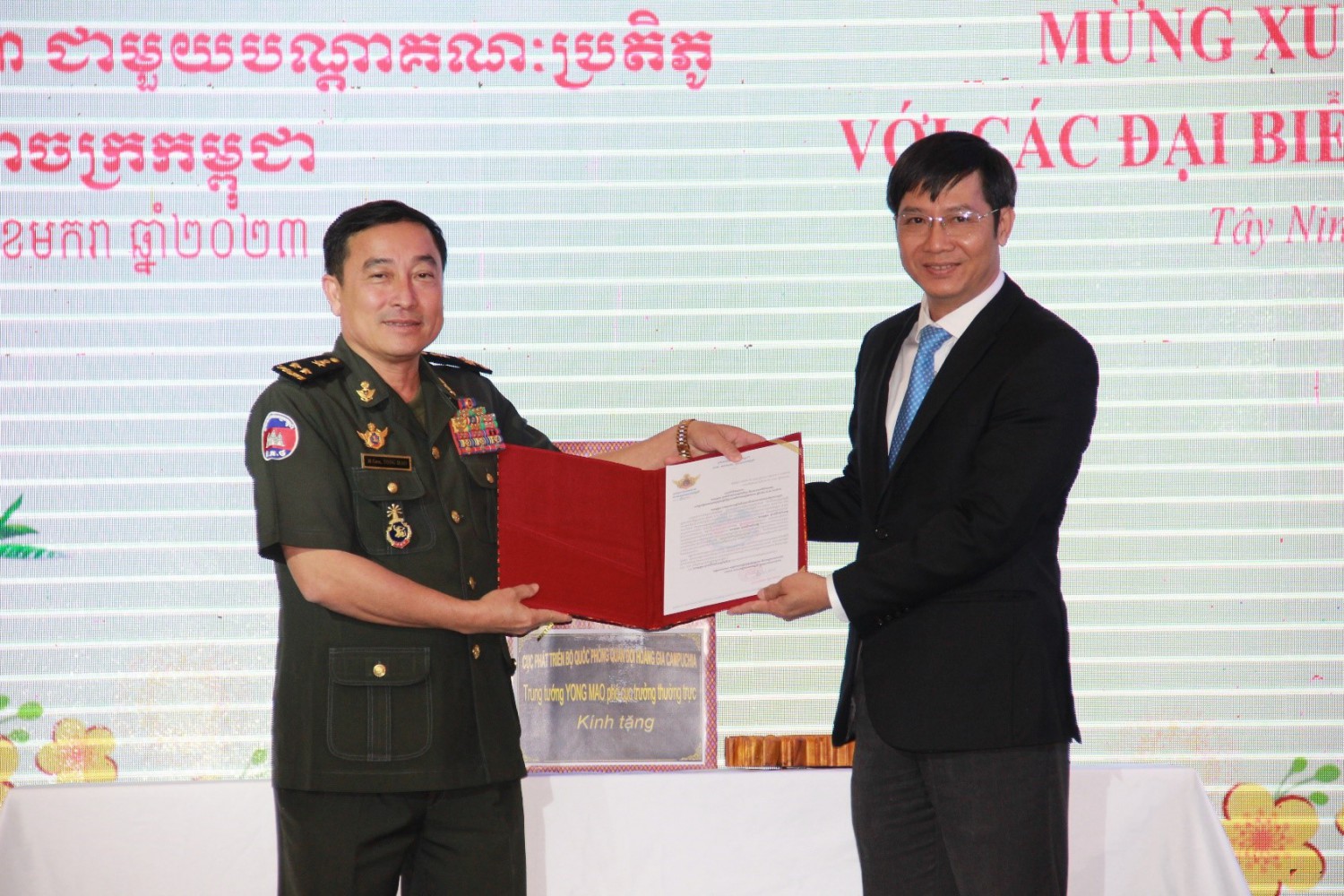 Ngài Yong Mao - Phó Cục Trưởng Thường trực Cục Phát triển - Bộ Quốc phòng Campuchia trao thư chúc mừng năm mới cho đồng chí Nguyễn Thành Tâm - Bí thư Tỉnh ủy