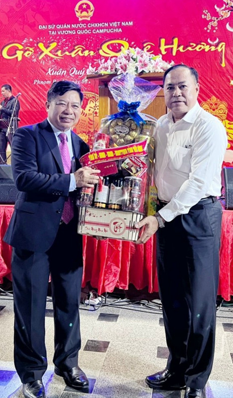 Giám đốc Nguyễn Văn Hồng trao tặng quà trong chương trình Xuân Quê Hương Tại Đại sứ Quán Việt Nam tại Campuchia