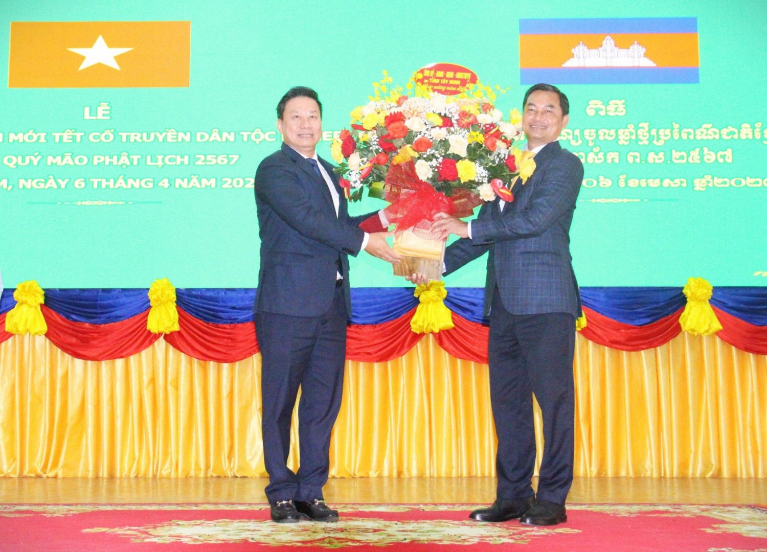 Chủ tịch UBND tỉnh Nguyễn Thanh Ngọc tặng hoa chúc mừng đến Ngài Cheam Chan So Phorn, Tỉnh trưởng tỉnh Tboung Khmum