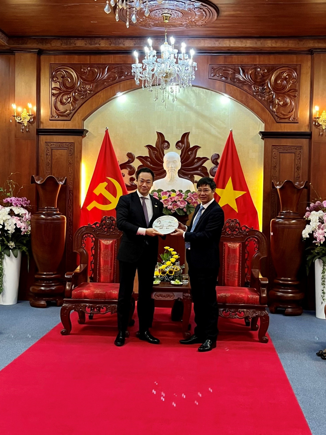 Bí thư Tỉnh ủy Nguyễn Thành Tâm tặng quà lưu niệm đến ông Hạ Nghị sĩ SUZUKI KEISUKE